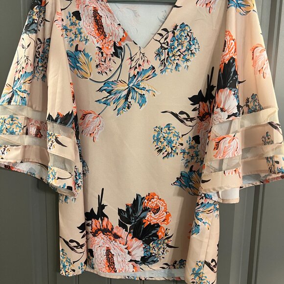 Beautiful Floral Print Top - Picture 3 of 5